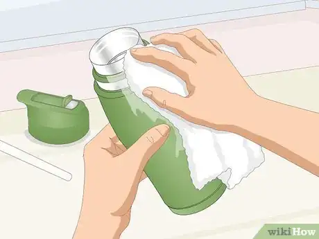 Imagen titulada Clean a Moldy Water Bottle Step 13