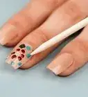 dibujar flores en las uñas