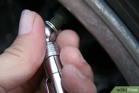 Imagen titulada Check and Add Air to Car Tires Step 6