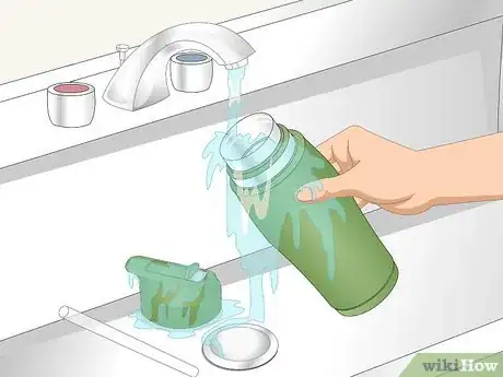 Imagen titulada Clean a Moldy Water Bottle Step 12