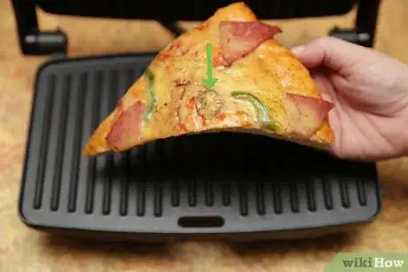 Imagen titulada Revitalize Day Old Pizza in a Microwave Step 9