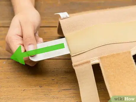 Imagen titulada Clean a Wrist Brace Step 13