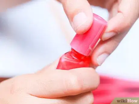 Imagen titulada Keep Nail Polish from Drying Out Step 1