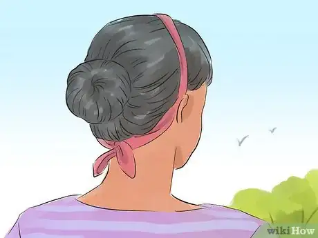 Imagen titulada Make a Messy Bun Step 14