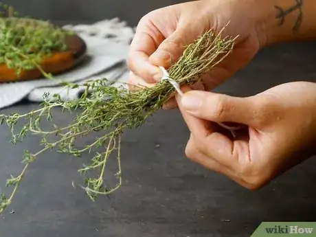 Imagen titulada Prepare and Store Fresh Thyme Step 6