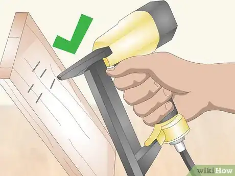 Imagen titulada Load a Staple Gun Step 16