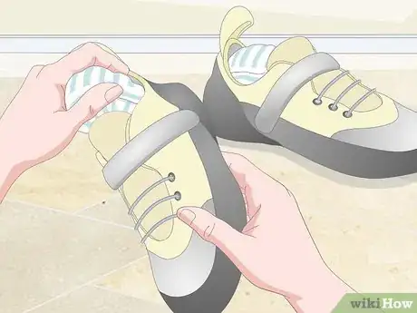 Imagen titulada Stretch Rock Climbing Shoes Step 1