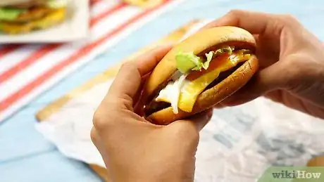 Imagen titulada Eat a Burger Step 1