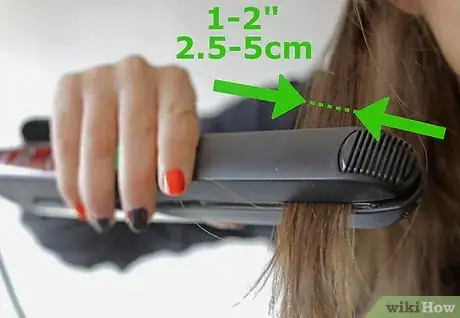 Imagen titulada Make Beach Waves in Your Hair With a Flat Iron Step 21