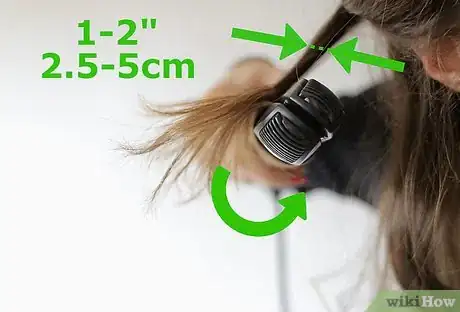 Imagen titulada Make Beach Waves in Your Hair With a Flat Iron Step 15