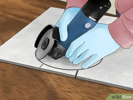 Imagen titulada Cut Tile Around a Toilet Step 19