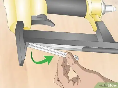 Imagen titulada Load a Staple Gun Step 14