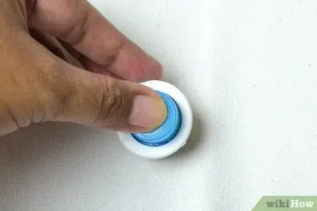 Imagen titulada Make Fabric Earrings Step 26