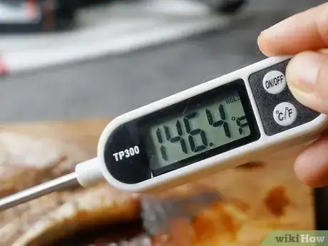 Imagen titulada Tell if Pork Chops Are Done Step 7
