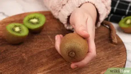 Imagen titulada Peel a Kiwi Step 1