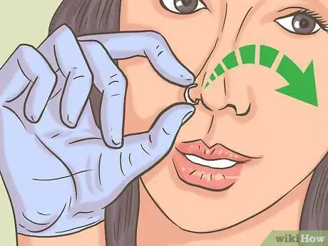 Imagen titulada Change a Nose Piercing Step 4