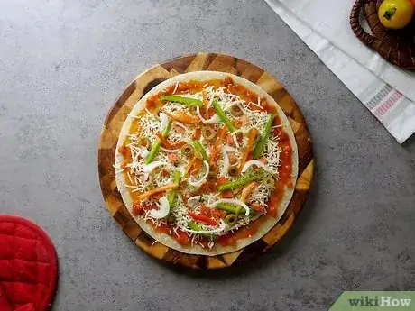 Imagen titulada Cook Pizza on a Pizza Stone Step 8