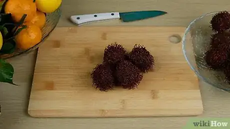 Imagen titulada Eat a Rambutan Step 1