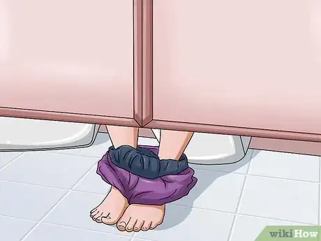 Imagen titulada Urinate Without Touching the Toilet Step 5