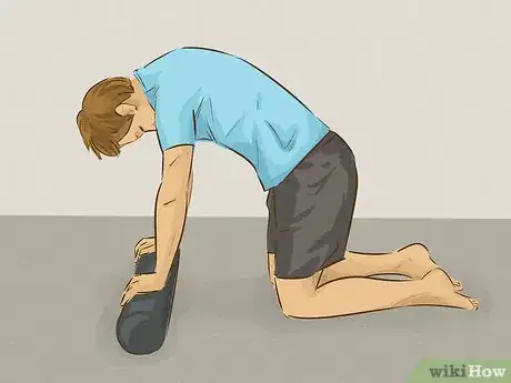 Imagen titulada Stretch Your Back Using a Foam Roller Step 4