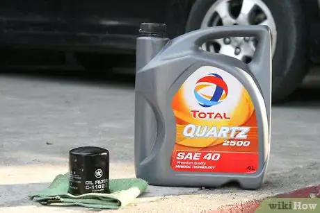 Imagen titulada Remove the Drain Plug in a Car to Change Oil Step 1