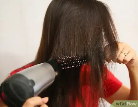 Imagen titulada Do a Blowout Hairstyle Step 7
