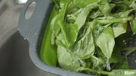 Imagen titulada Blanch Spinach Step 1