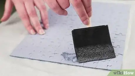 Imagen titulada Glue a Finished Puzzle Step 9