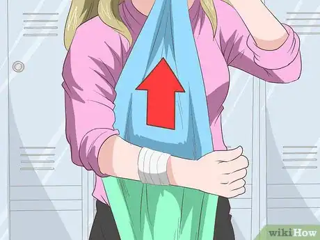 Imagen titulada Make a Sling for Your Arm Step 5