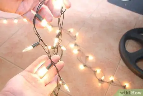 Imagen titulada String Christmas Tree Lights Step 30