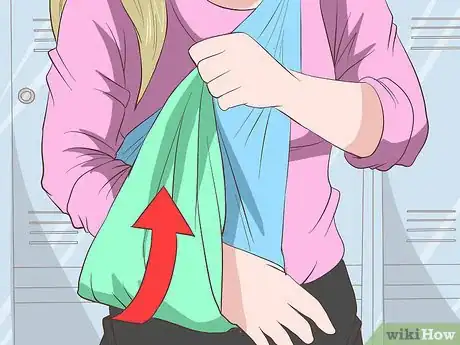 Imagen titulada Make a Sling for Your Arm Step 6