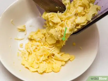 Imagen titulada Make Cheesy Scrambled Eggs Step 17
