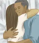 abrazar románticamente