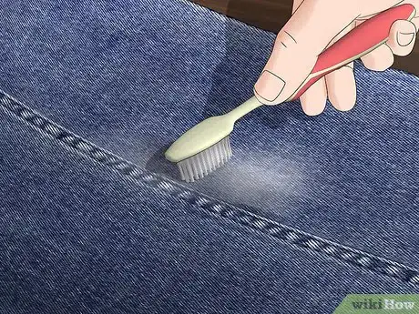 Imagen titulada Get Oil Stains Out of Jeans Step 8