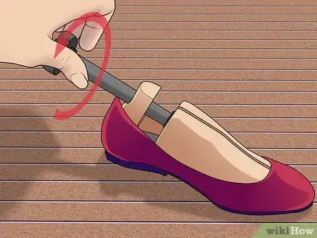 Imagen titulada Stretch Tight Ballet Flats Step 14