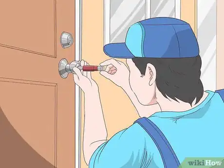Imagen titulada Open a Door with a Credit Card Step 8