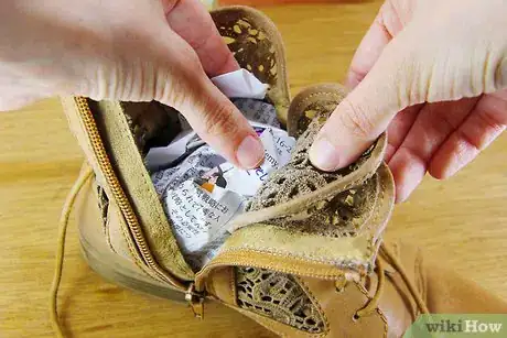 Imagen titulada Clean Muddy Shoes Step 11