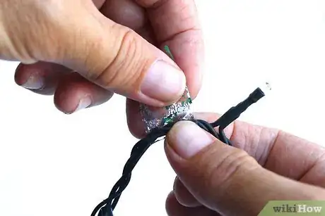 Imagen titulada String Christmas Tree Lights Step 12