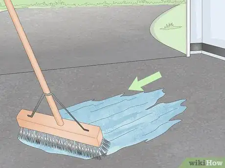 Imagen titulada Clean Hydraulic Fluid from Asphalt Step 2
