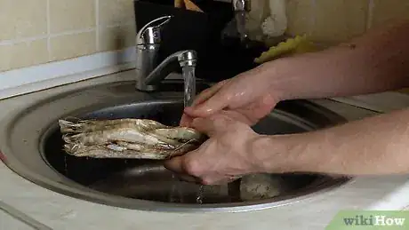 Imagen titulada Cook Frozen Prawns Step 3