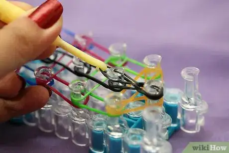 Imagen titulada Make a Ladder Bracelet on the Rainbow Loom Step 6
