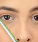hacer el delineado de ojos de gato