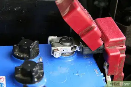 Imagen titulada Remove Car Battery Terminals Step 13