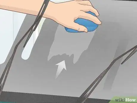 Imagen titulada Clean a Glass Windshield Step 21