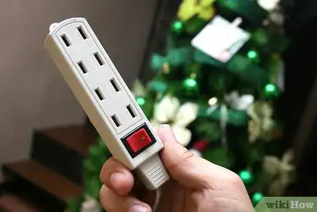Imagen titulada String Christmas Tree Lights Step 13