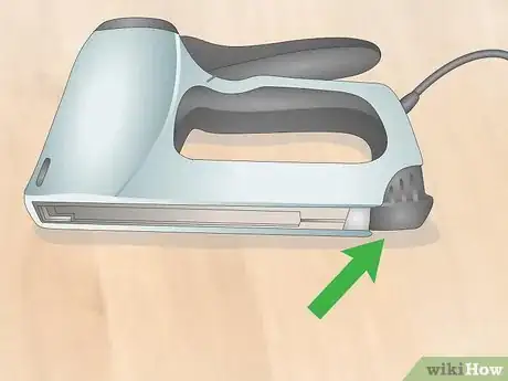 Imagen titulada Load a Staple Gun Step 7