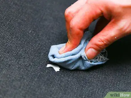 Imagen titulada Remove Chewing Gum from a Car Seat Step 4