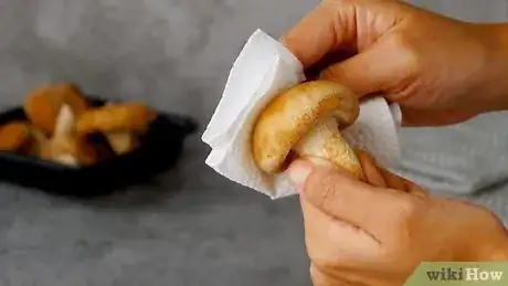 Imagen titulada Clean Shiitake Mushrooms Step 1