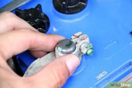 Imagen titulada Remove Car Battery Terminals Step 17