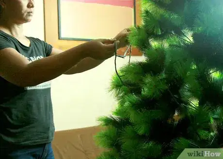 Imagen titulada String Christmas Tree Lights Step 15